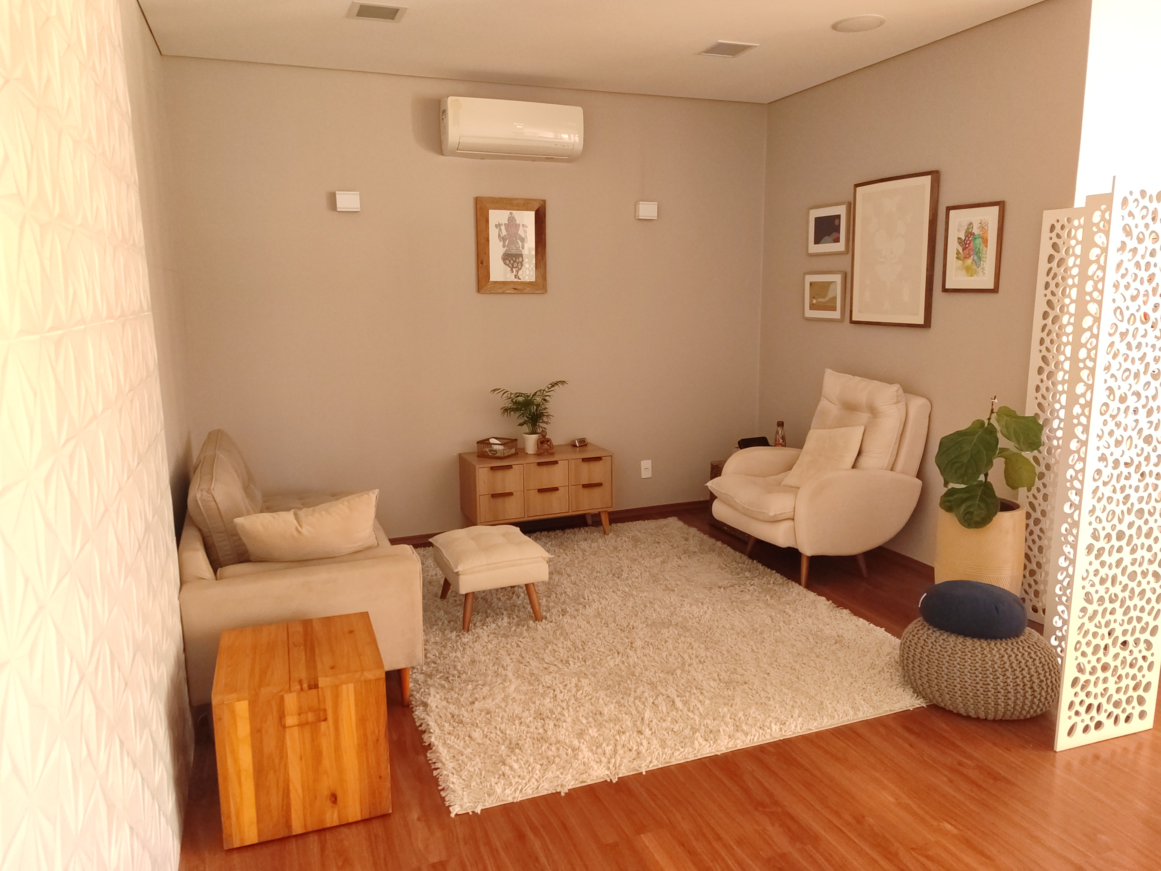 Consultório acolhedor de Rosiane Sobrino, com poltronas, tapete e plantas